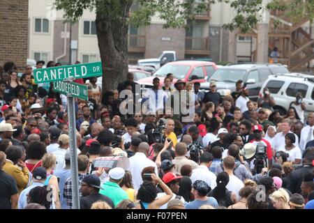 Ferguson, Missouri, USA. 9. August 2015. Demonstranten versammeln sich am Michael Brown Memorial in Ferguson, Missouri, Vereinigte Staaten auf 9. August 2015. Mehrere hundert Menschen haben am Sonntag zum Jubiläum von die Todesschüsse auf den unbewaffneten schwarzen Teenager von einem weißen Polizisten, die Proteste und eine nationale Debatte über Rennen und Gerechtigkeit löste in Ferguson. (Xinhua/Marcus DiPaola) Bildnachweis: Xinhua/Alamy Live-Nachrichten Stockfoto