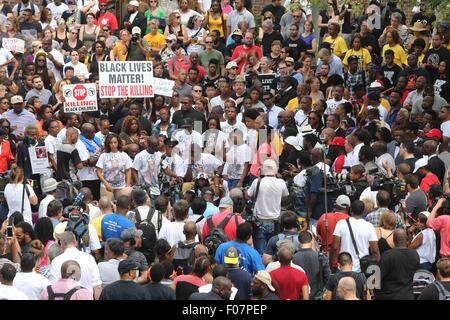 Ferguson, Missouri, USA. 9. August 2015. Demonstranten teilnehmen eine Trauerfeier in Ferguson, Missouri, USA, am 9. August 2015. Mehrere hundert Menschen haben am Sonntag zum Jubiläum von die Todesschüsse auf den unbewaffneten schwarzen Teenager von einem weißen Polizisten, die Proteste und eine nationale Debatte über Rennen und Gerechtigkeit löste in Ferguson. (Xinhua/Marcus DiPaola) Bildnachweis: Xinhua/Alamy Live-Nachrichten Stockfoto