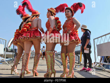 SAO PAULO, Brasilien 9. August 2015: Eine unbekannte Gruppe von Mädchen mit typischen Kostüme für die Parade in bolivianischen Tag warten Stockfoto