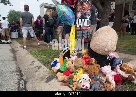 Ferguson, Missouri, USA. 9. August 2015. Menschen legen Sie Ballons und Puppen in Ferguson, Missouri, USA, am 9. August 2015. Mehrere hundert Menschen haben am Sonntag zum Jubiläum von die Todesschüsse auf den unbewaffneten schwarzen Teenager von einem weißen Polizisten, die Proteste und eine nationale Debatte über Rennen und Gerechtigkeit löste in Ferguson. (Xinhua/Marcus DiPaola) Bildnachweis: Xinhua/Alamy Live-Nachrichten Stockfoto