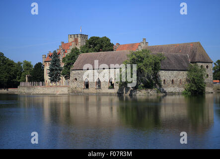 Flechtinger, Deutschland. 9. August 2015. Die Burg in Flechtigen, Deutschland, 9. August 2015. Die Anlage ursprünglich konzipiert als Wasserschloss Festung und 1307 gilt als Wahrzeichen der Stadt. Als die Bedeutung der Festung am Anfang des 15. Jahrhunderts zu vermindern begann, wurde es wieder aufgebaut und anschließend umbenannt "Burg". Die Wasserburg blieb im Besitz der Adelsfamilie von Schenk für mehr als 500 Jahre bis zur Bodenreform im Jahre 1945. Foto: Jens Wolf/Dpa/Alamy Live News Stockfoto