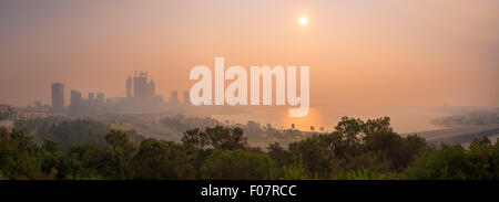 Dichter Nebel und Dunst über Perth und den Swan River in den frühen Morgenstunden. Western Australia, Australia Stockfoto