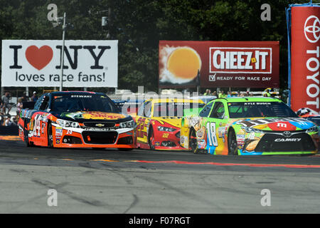 Watkins Glen, New York, USA. 9. August 2015. NASCAR Sprint Cup Series Treiber Kyle Busch #18 führt Nextel Cup Fahrer Tony Stewart #14 und sprinten Sie Schale Reihe Joey Logano #22 während der NASCAR Sprint Cup Series Cheez-It 355 in The Glen in Watkins Glen International in Watkins Glen, New York. Rich Barnes/CSM/Alamy Live-Nachrichten Stockfoto