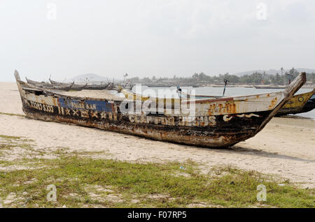 ACCARA, GHANA - 22. Februar 2014: Schlechte Fischerboote in ländlichen Fischerdorf am Meer Sand.  1957 wurde Ghana fir Stockfoto