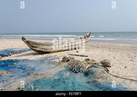 ACCARA, GHANA - 18. Januar 2014: Fischerboot Arm und Netze im ländlichen Fischerdorf am Meer Sand.  1957 wurde Ghana Stockfoto