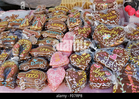 VILNIUS, Litauen - 14. Februar 2015: Verkauf von kreativen Kuchen auf der Messe und Festival sind gewidmet die Beendigung des Winters und Stockfoto