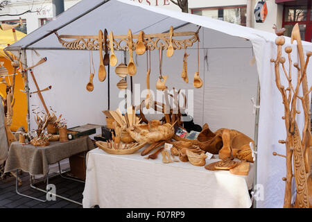 VILNIUS, Litauen - 14. Februar 2015: Handgefertigte Produkte aus Holz sind für den Verkauf auf der Straße Messe und Festival gewidmet sind die Stockfoto