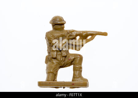 Italeri HO/OO Kunststoff Modell spielzeugsoldat Abbildung. Weltkrieg zwei 8. Armee Soldat knieend feuern Gewehr vor weißem Hintergrund. Stockfoto