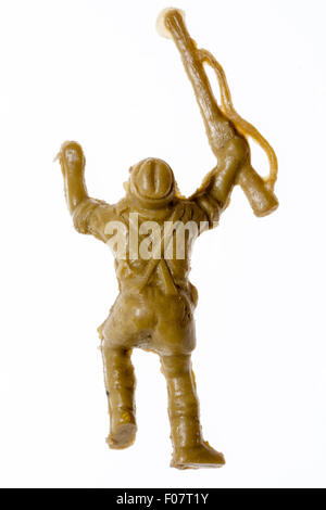 Italeri HO/OO Kunststoff Modell spielzeugsoldat Abbildung. Weltkrieg zwei 8. Armee Soldat Abbildung kriechen zusammen mit Gewehr in der Hand. Weißem Hintergrund. Stockfoto