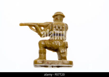 Italeri HO/OO Kunststoff Modell spielzeugsoldat Abbildung. Weltkrieg zwei, 8. Armee Soldat knieend feuern Gewehr vor weißem Hintergrund. Stockfoto