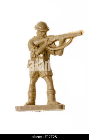 Italeri HO/OO Kunststoff Modell spielzeugsoldat Abbildung. Weltkrieg zwei 8. Armee Soldat Stehend Schießen Gewehr vor weißem Hintergrund. Stockfoto