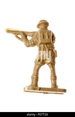 Italeri HO/OO Kunststoff Modell spielzeugsoldat Abbildung. Weltkrieg zwei 8. Armee Soldat Stehend Schießen Gewehr vor weißem Hintergrund. Stockfoto