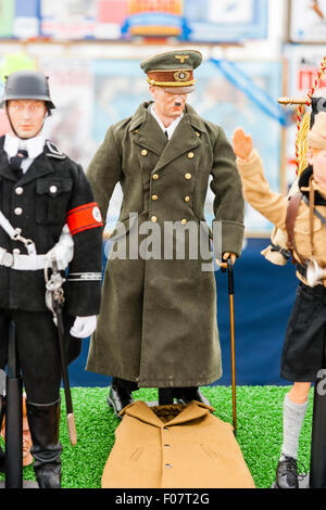 Action man spielen. Wie Adolf Hitler mit Stock und Parka, an Krieg und Frieden Festival Ereignis angezeigt. Stockfoto
