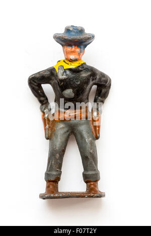 Crescent Metall, Blei, Spielzeug cowboy Figur, ca. 1950, stehend über beide Waffen gegen den weißen Hintergrund zu zeichnen. Stockfoto