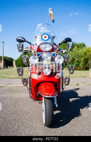 Motorroller, Italienische Rote Vespa ET 4 125, geändert, viele Außenspiegel wie pro Mods Mode-kult suchen. Spiegel angeordnet um AA gelbe Plakette. Stockfoto