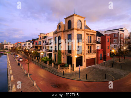 Moderne Stadthäuser und Wohnungen in der wohlhabenden Claisebrook Cove-Sanierung in East Perth, Western Australia Stockfoto