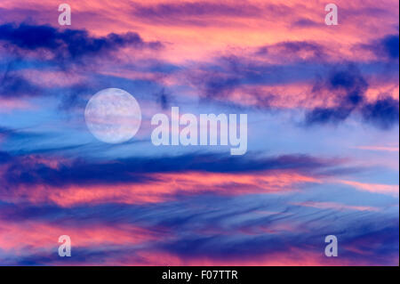 Mond Wolken Himmel ist eine lebendige surreale Fantasie wie Wolkengebilde mit dem feinstofflichen himmlischen Vollmond steigt. Stockfoto