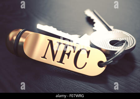 NFC geschrieben am goldenen Schlüsselanhänger. Stockfoto