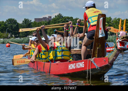 Queens, Vereinigte Staaten von Amerika. 9. August 2015. Eine Drachen-Boot-Besatzung zeigt seine Ruder am Ende des Rennens. Die zweitägige 25. jährlichen Hong Kong Dragon Boat Festival fand in Flushing Meadows-Corona Park statt. Bildnachweis: Albin Lohr-Jones/Pacific Press/Alamy Live-Nachrichten Stockfoto