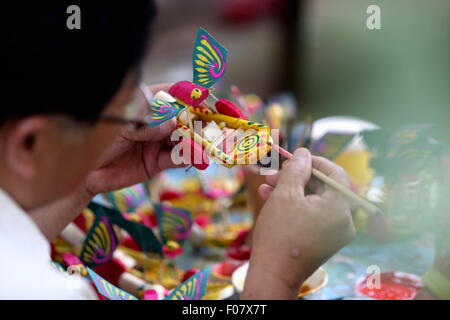 Linyi, Shandong Provinz. 9. August 2015. Erbe-Fan Jimei macht hölzerne Spinnen Spielzeug in Tancheng County, Ost-China Shandong Provinz, 9. August 2015. Hölzerne Spinnen Spielzeug, stammt aus der südlichen Shandong hat als eines der nationalen immateriellen Kulturerbe in 2014 aufgelistet. © Zhang Chunlei/Xinhua/Alamy Live-Nachrichten Stockfoto