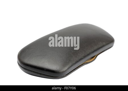 alten Brillenetui aus schwarzem Leder in weißem Hintergrund gemacht Stockfoto