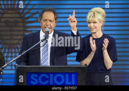 Buenos Aires, Argintina. 10. August 2015. Der Präsidentschaftskandidat Argentiniens Präsidentschaft der Regierungspartei "Frente Para la Victoria" (Front für den Sieg), Daniel Scioli (L), spricht zusammen mit seiner Frau Karina Rabolini (R) am Bunker Kampagne, in der Stadt Buenos Aires, Argentinien, frühen 10. August 2015. Scioli erhielt die meisten Stimmen in die nationalen Vorwahlen in Buenos Aires am Sonntag, voran die Parlamentswahlen am 25. Oktober. Bildnachweis: Xinhua/Alamy Live-Nachrichten Stockfoto