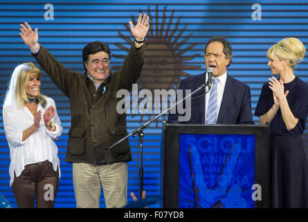 Buenos Aires, Argintina. 10. August 2015. Der Präsidentschaftskandidat Argentiniens Präsidentschaft der Regierungspartei "Frente Para la Victoria" (Front für den Sieg), Daniel Scioli (2. R), spricht zusammen mit seiner Frau Karina Rabolini (R), Vize-Präsidentschaftskandidat Carlos Zanini (2 L), und seine Frau Patricia Alzua (L), bei der Kampagne-Bunker in der Stadt Buenos Aires, Argentinien, frühen 10. August 2015. Scioli erhielt die meisten Stimmen in die nationalen Vorwahlen in Buenos Aires am Sonntag, voran die Parlamentswahlen am 25. Oktober. Bildnachweis: Xinhua/Alamy Live-Nachrichten Stockfoto