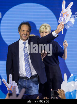 Buenos Aires, Argintina. 10. August 2015. Der Präsidentschaftskandidat Argentiniens Präsidentschaft der Regierungspartei "Frente Para la Victoria" (Front für den Sieg), Daniel Scioli (L) und seine Frau Karina Rabolini (R) Welle Anhängern zu der Kampagne Bunker in der Stadt Buenos Aires, Argentinien, frühen 10. August 2015. Scioli erhielt die meisten Stimmen in die nationalen Vorwahlen in Buenos Aires am Sonntag, voran die Parlamentswahlen am 25. Oktober. Bildnachweis: Xinhua/Alamy Live-Nachrichten Stockfoto