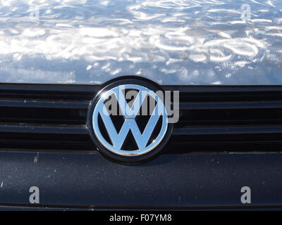 S Volkswagen-Logo auf der Vorderseite eines Fahrzeugs Stockfoto