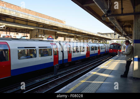 Bahnsteig am U-Bahnhof Acton Town, Acton, London Borough of Ealing, Greater London, England, Vereinigtes Königreich Stockfoto