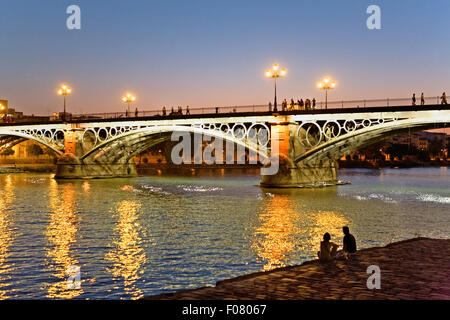 Isabel II Brücke oder Triana-Brücke. Des Flusses Guadalquivir. Sevilla, Andalusien, Spanien. Stockfoto