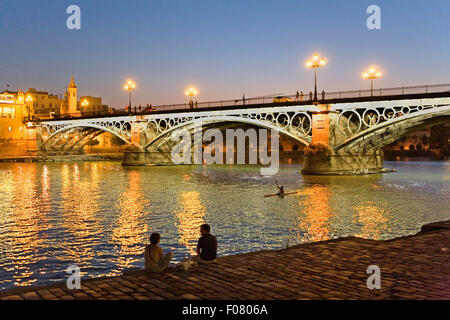 Isabel II Brücke oder Triana-Brücke. Des Flusses Guadalquivir. Sevilla, Andalusien, Spanien. Stockfoto