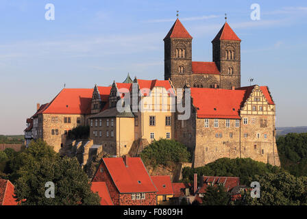 Quedlingburg, Deutschland. 6. August 2015. Die Burg und Kloster Quedlinburg Abbey in Quedlingburg, Deutschland, 6. August 2015 gesehen werden. Der erste König von Deutschland, Henry der Fowler und seine Frau Matilda in einem Crypta auf Seite der Kirche begraben sind. Das architektonische Meisterwerk der romanischen stellt eine der bedeutendsten Sehenswürdigkeiten der Harzregion. Die Abtei ist 1994 von der UNESCO als Weltkulturerbe gelistet. Foto: Jens Wolf/Dpa/Alamy Live News Stockfoto