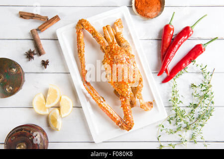 Ansicht von oben gekocht heiß und würzig Soße blaue Krabbe und Inhaltsstoffe, auf Holz Hintergrund. Stockfoto