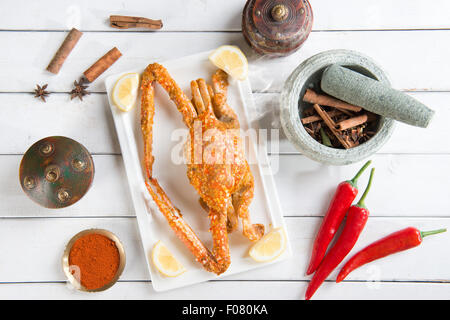 Ansicht von oben gekocht heiß und würzig Soße blaue Krabbe und Inhaltsstoffe, auf Holz Hintergrund. Frisch kochen mit heißem Rauch dampft. Stockfoto