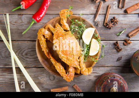 Über Ansicht gekocht heiß und würzig Soße blaue Krabbe und Zutaten, auf hölzernen Hintergrund. Frisch kochen mit heißem Rauch Dampf Stockfoto