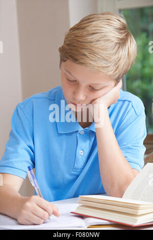 Junge zu Hause schwierig Hausaufgaben Stockfoto