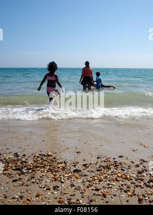 Eine Familie spielen im Meer Stockfoto