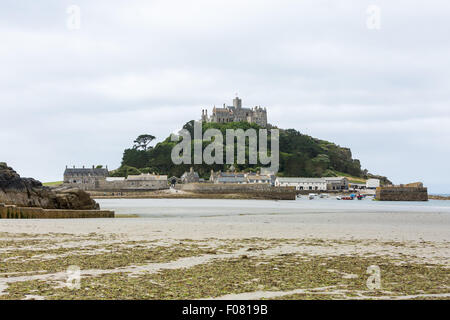 Mont Saint Michel bei Ebbe an einem nebeligen Tag, Cornwall, UK Stockfoto