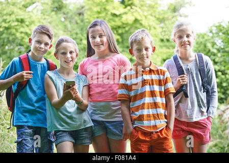 Gruppe von Kinder-Geocaching In Wäldern Stockfoto