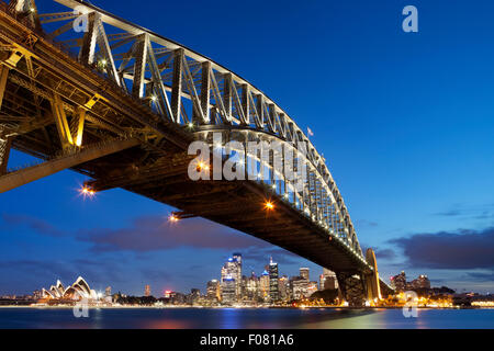 Die Harbour Bridge, Sydney Opera House und Central Business District von Sydney. In der Dämmerung fotografiert. Stockfoto