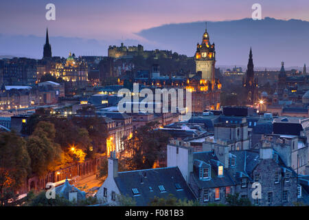 Die Skyline von Edinburgh mit dem Edinburgh Castle im Hintergrund. Fotografiert von Calton Hill kurz nach Sonnenuntergang. Stockfoto