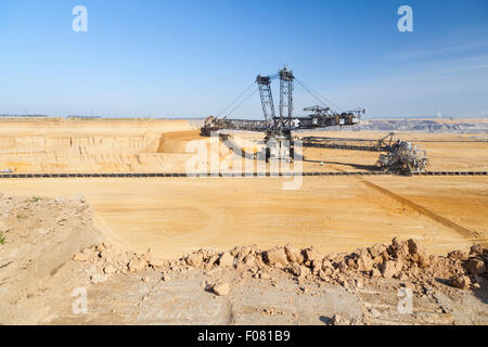 Einen riesigen Schaufelradbagger beim Arbeiten in einer endlosen Braunkohle-Grube mir Stockfoto