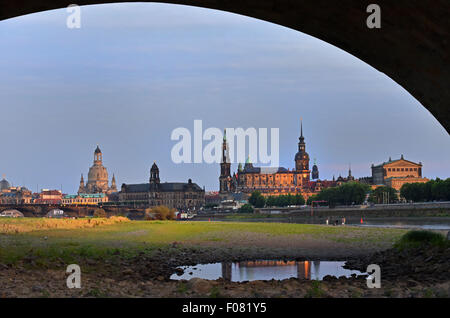 Dresden, Deutschland. 9. August 2015. Die Einstellung Sonne scheint auf die teilweise ausgetrockneten Flussbett der Elbe vor der Dresdner Frauenkirche (lit.) Kirche unserer lieben Frau), das Ständehaus (lit. Haus der Landstände), Dresden Kathedrale und Dresdner Schloss (L-R) in Dresden, Deutschland, 9. August 2015. Wasserstand Messgerät fiel auf fünfzig Zentimeter, was etwa ein Viertel der üblichen Wasserstand der Elbe ist. Foto: Matthias Hiekel/Dpa/Alamy Live News Stockfoto