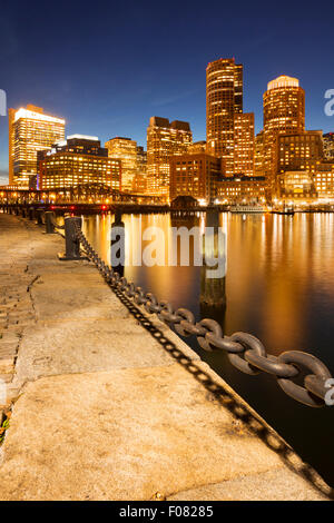 Die Skyline der Innenstadt von Boston, Massachusetts aus über das Wasser in der Abenddämmerung. Stockfoto