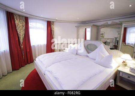 Interieur der Zimmer im Hotel Bayerischer Hof, München, Deutschland ... Interieur der Zimmer im Hotel Bayerischer Hof, München, Deutschland ...