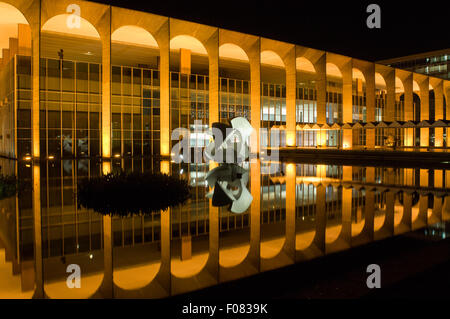 Brasilia, DF, Brasilien. Palácio Itamaraty (Ministerium für auswärtige Beziehungen, Itamaraty Palace) in der Nacht mit Spiegelung im Wasser. Der Architekt Oscar Niemeyer. Stockfoto