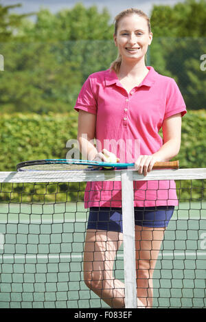 Porträt von weiblich Tennislehrer auf Platz Stockfoto