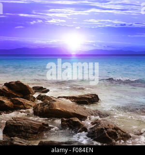 Sonnenuntergang mit Felsen, Insel von Thailand Stockfoto