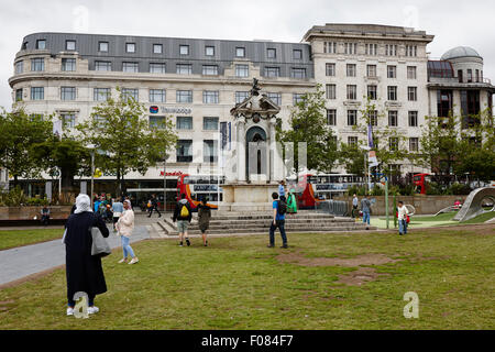Menschen in Piccadilly Gardens Manchester England UK Stockfoto